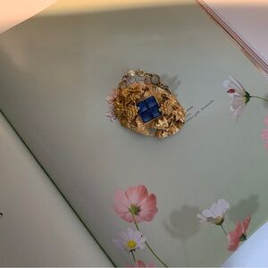 VINTAGE CAROL DAUPLAISE BRACELET WITH GRAPEVINE DESIGN IN BLUE & GOLD TONES